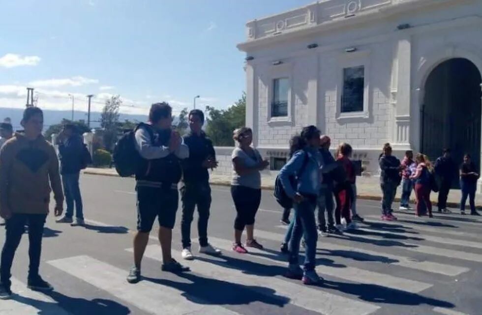 Vecinos que fueron sacados de Ribera del Valle reclaman frente al Palacio Municipal.