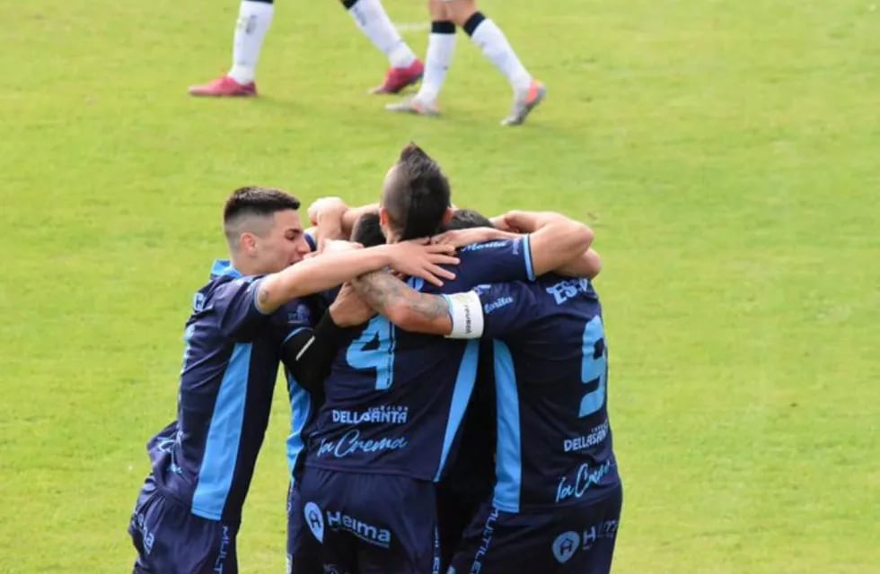 Los jugadores de Atlético celebran la victoria ante Independiente Rivadavia de Mendoza