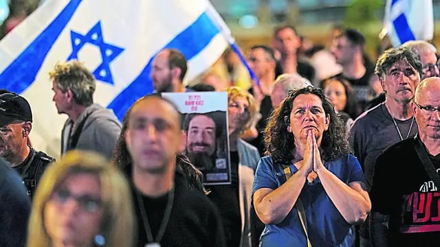Ruego masivo. Una multitud, en Tel Aviv, reclamó al Gobierno de Israel la liberación de todos los rehenes. En Jerusalén pidieron la destitución de Benjamin Netanyahu. (AP)