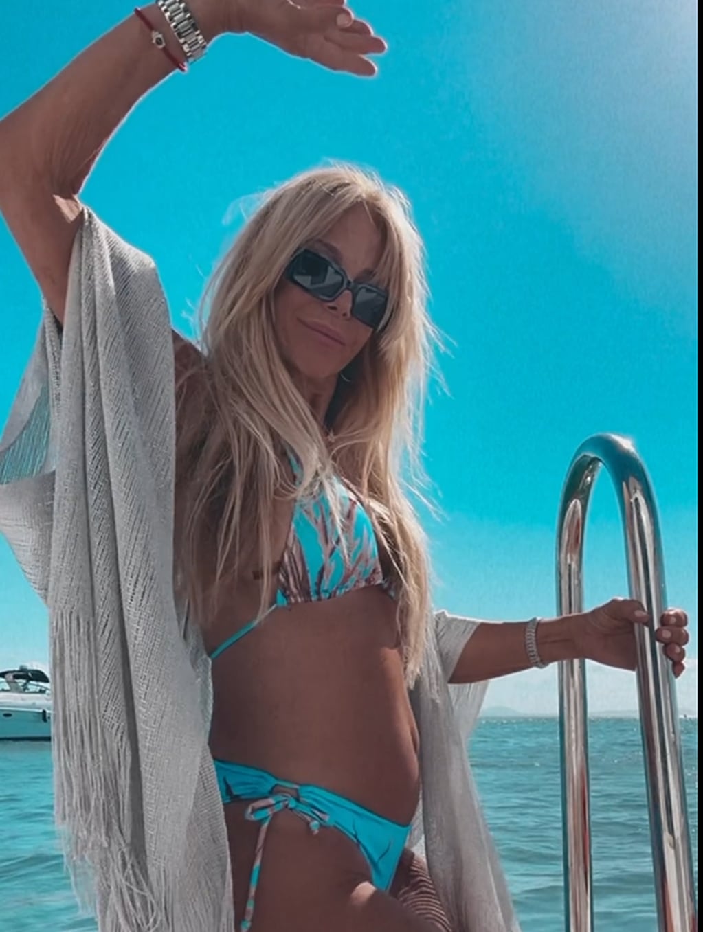 Frente al mar, Graciela Alfano bailó en microbikini y paralizó Instagram
