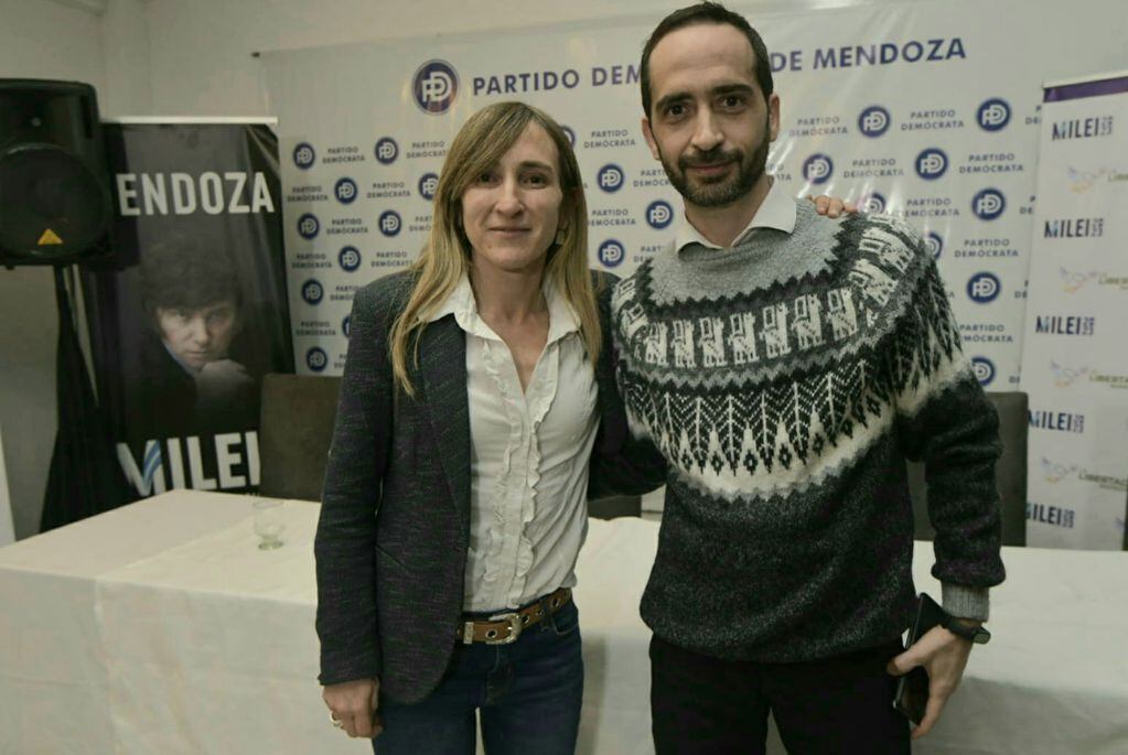 Mercedes Llano y Jorge Santilli Giraldo ingresaron a la sede Partido Demócrata.