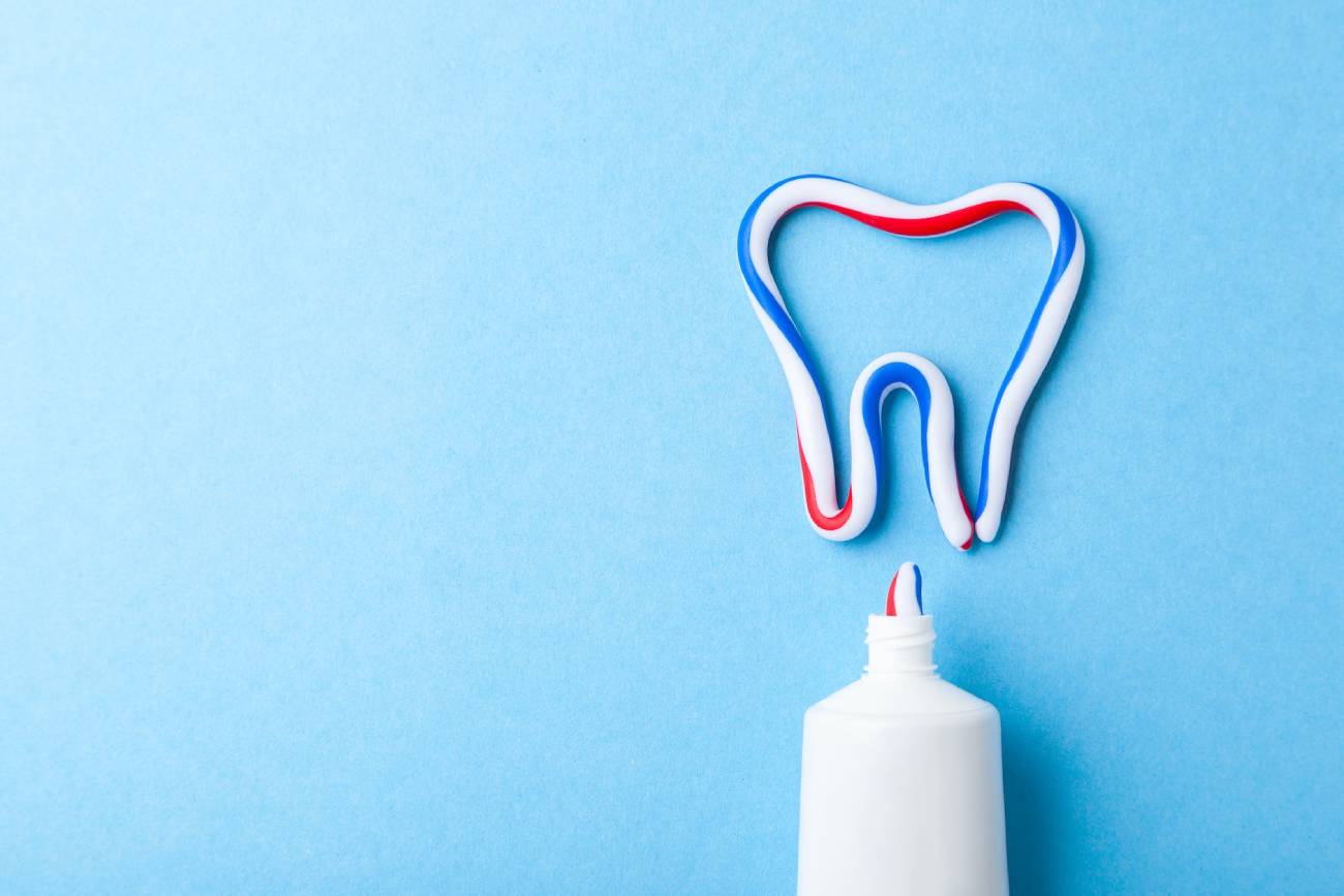 ¿Sabemos interpretar la lista de ingredientes de una pasta de dientes para identificar la que más nos conviene? ¿Funcionan de verdad las pastas blanqueares? ¿Mejor con o sin flúor? (Shutterstock)