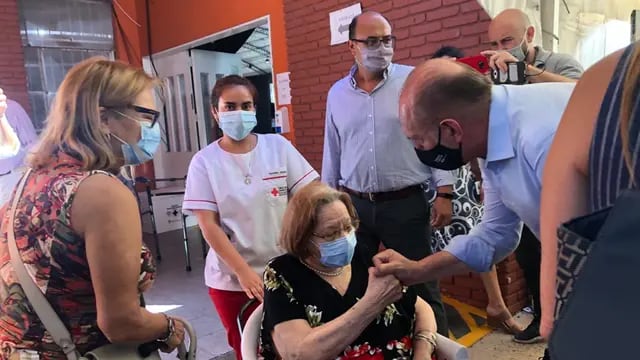Omar Perotti recorrió centro de vacunación contra el coronavirus en Santa Fe