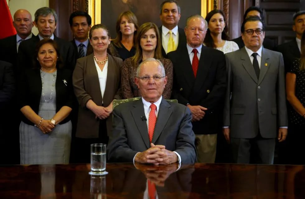 LIM01. LIMA (PERÚ), 21/03/2018.- Fotografía cedida por la Presidencia del Perú, del mandatario Pedro Pablo Kuczynski (c), durante un mensaje a su país acompañado de sus ministros hoy, miércoles 21 de marzo de 2018, en el Palacio de Gobierno de Lima (Perú). La dimisión hoy del presidente de Perú, Pedro Pablo Kuczynski, puso punto final a un Gobierno que duró un año, siete meses y 21 días, salpicado desde sus inicios por el azote de la corrupción y por una implacable oposición liderada por el partido fujimorista Fuerza Popular. EFE/Juanca Guzmán/PRESIDENCIA DE PERÚ/SOLO USO EDITORIAL/NO VENTAS peru lima Pedro Pablo Kuczynski peru crisis politica por la renuncia del presidente renuncia del presidente de peru