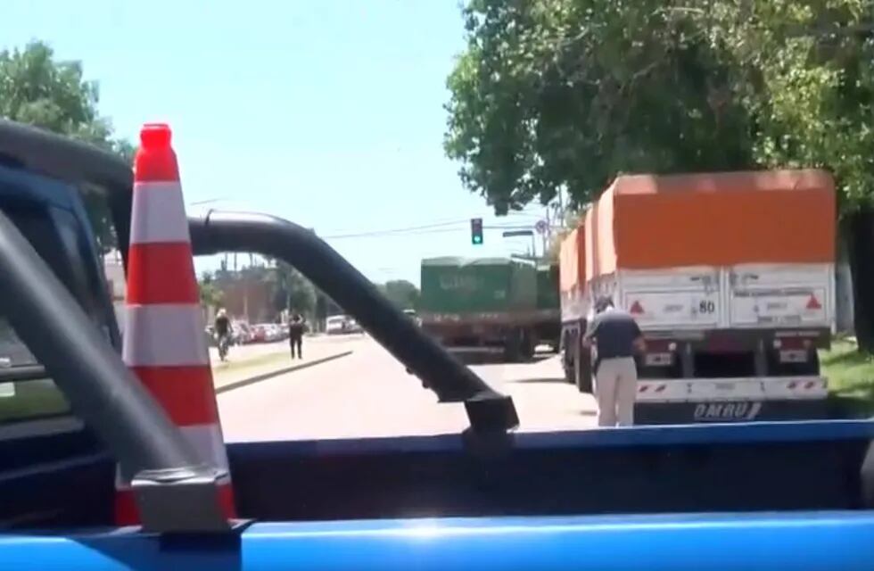 El conductor del transporte de carga circulaba hacia el este y detuvo la marcha en la esquina.