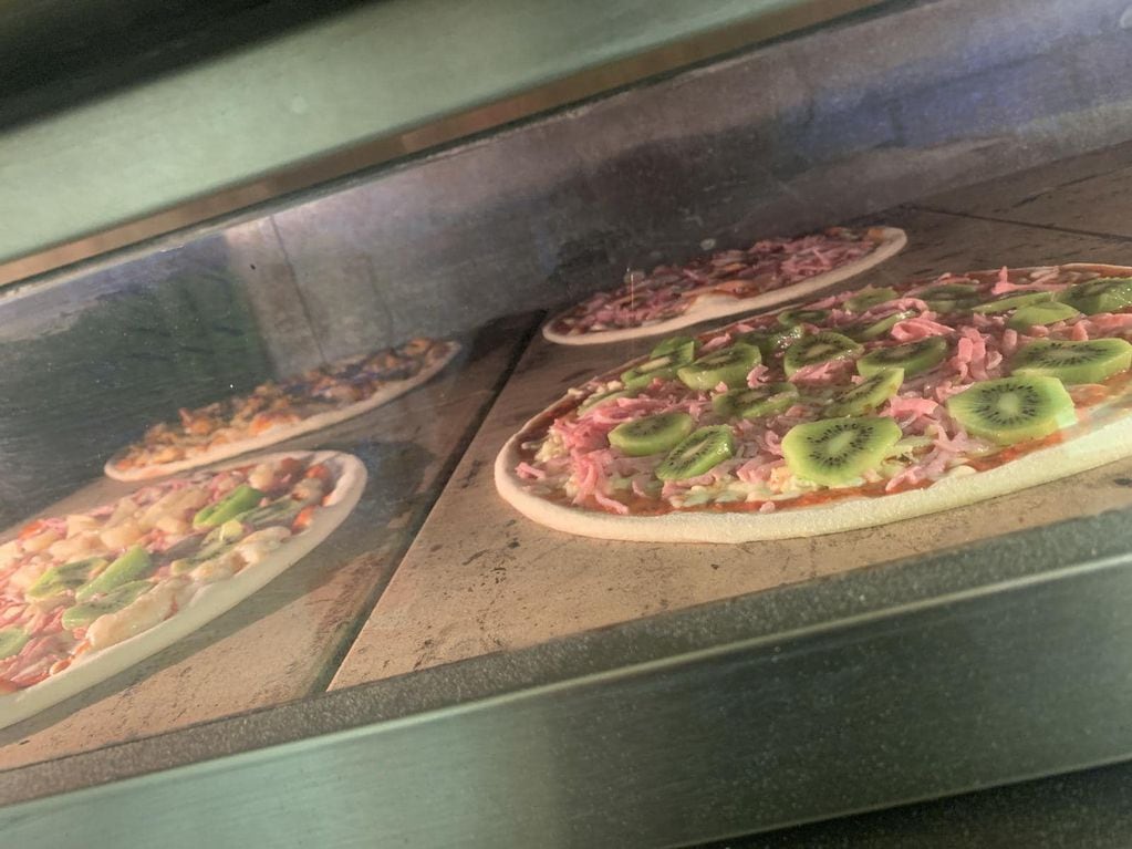 Inventó la pizza con kiwi y la esposa lo dejó: la reacción de las redes