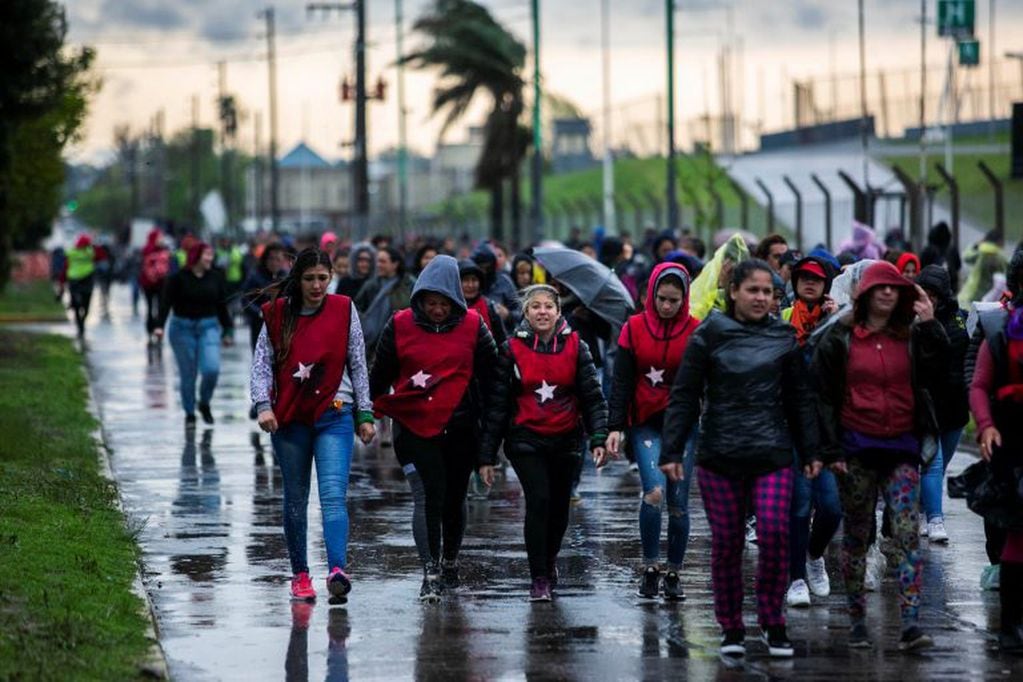 El Encuentro Nacional de Mujeres número 34, bajo la lluvia. (EFE/ Demian Alday Estévez)