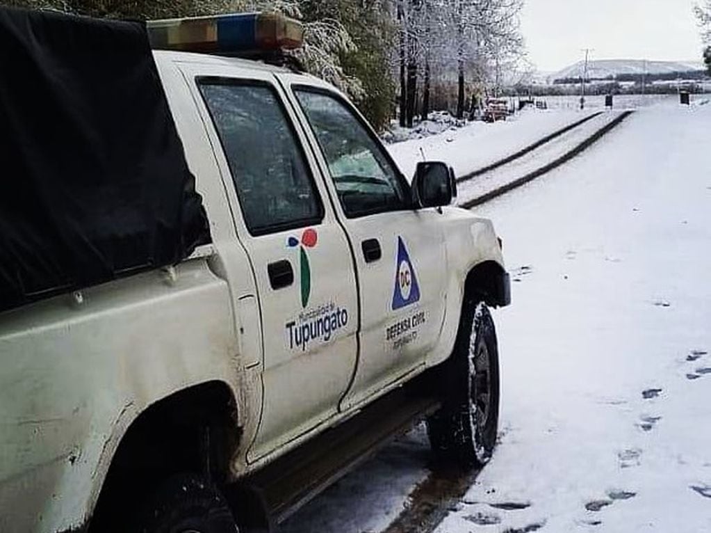 Defensa Civil trabajó en los caminos del Valle de Uco, principalmente en Tupungato donde la acumulación de la nieve superó los 20 centímetros.