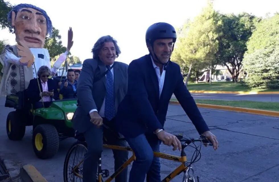 Mario Vadillo traslada en bicicleta a José Luis Ramón.