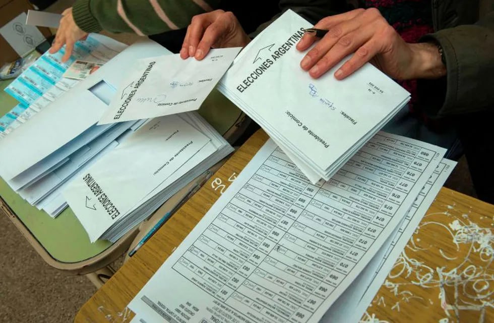 A polling station official checks the ID of a voter during the primary legislative election in Buenos Aires on August 13, 2017.\r\nArgentines will set up a mid-term election standoff between President Mauricio Macri and their fiery leftist former leader Cristina Kirchner in primary votes on Sunday. / AFP PHOTO / ALEJANDRO PAGNI ciudad de buenos aires  elecciones legislativas paso 2017 votacion gente votando