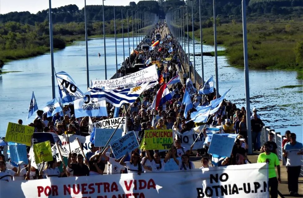 Marcha de el pueblo de Gualeguaychú sobre el puente Internacional General San Martín (archivo)\nCrédito: Asamblea Ciudadana Ambiental