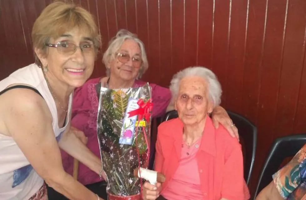 Encarnación Díaz cumplió 100 años y hubo festejo en el Centro de Jubilados Amigos de Yapeyú.