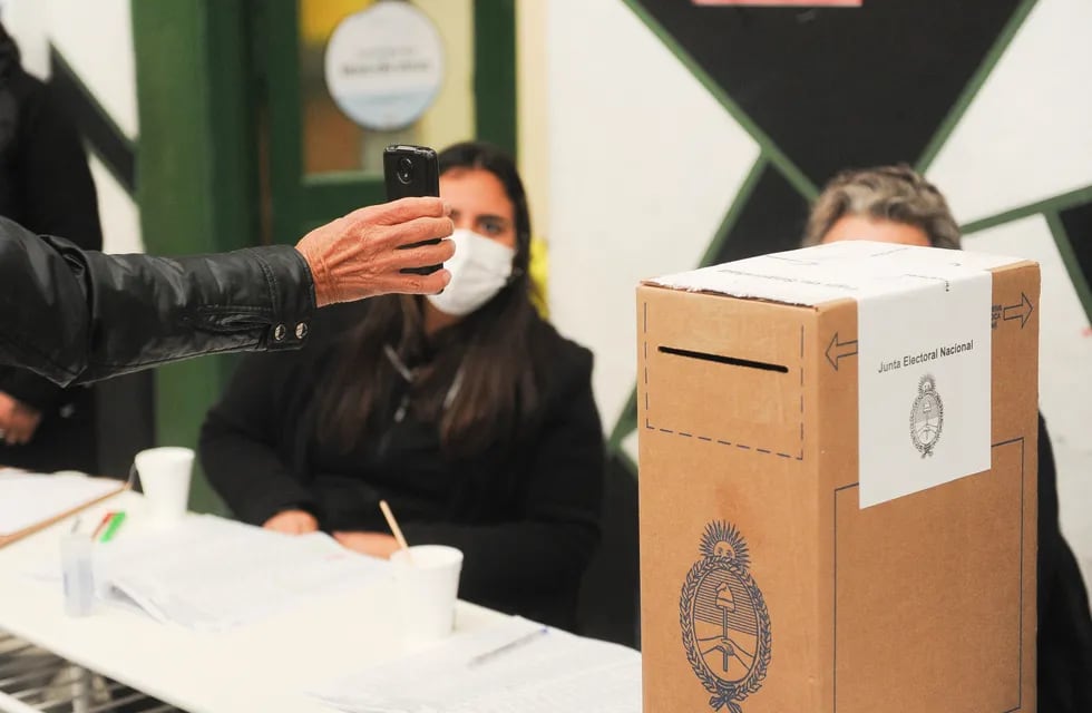 Votacion Paso 2021 en Argentina ,  Escuela primaria Numero 4 de Palermo , gente votando , protocolo , celular , covid Foto Federico Lopez Claro