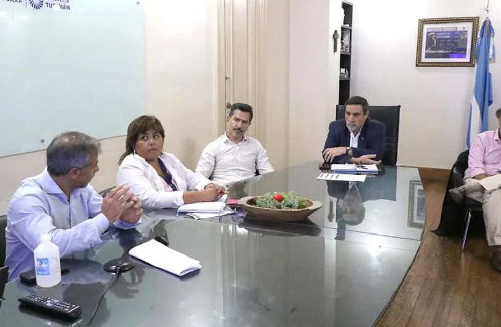 Media Ruiz en reunión con representantes del Hospital de Niños.