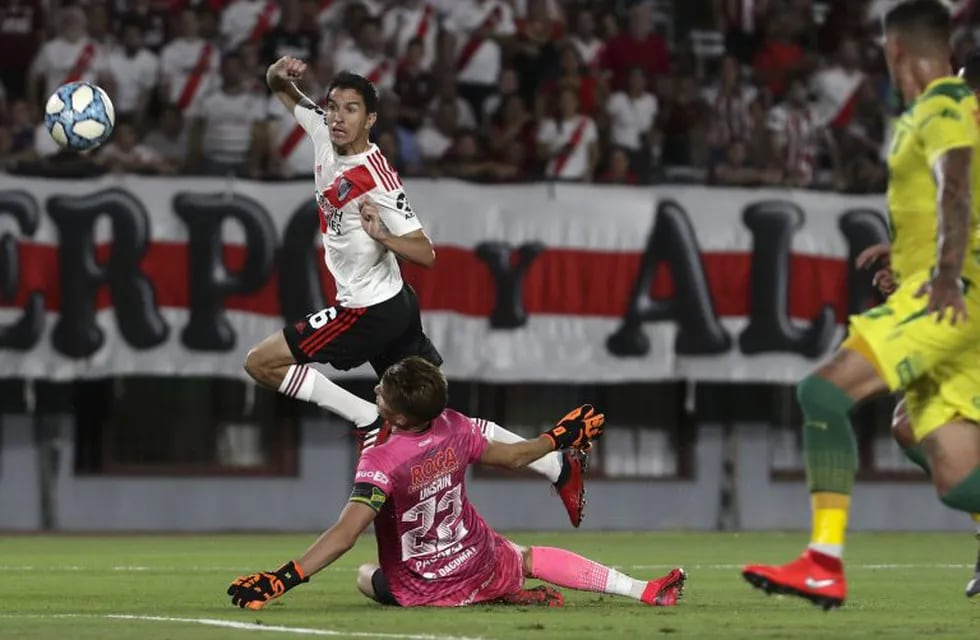 River Plate's midfielder Ignacio Fernandez (L) kicks the ball past Defensa y Justicia's goalkeeper Luis Unsain during their Argentina First Division 2020 Superliga Tournament football match at the Monumental stadium, in Buenos Aires, on February 29, 2020. (Photo by ALEJANDRO PAGNI / AFP)