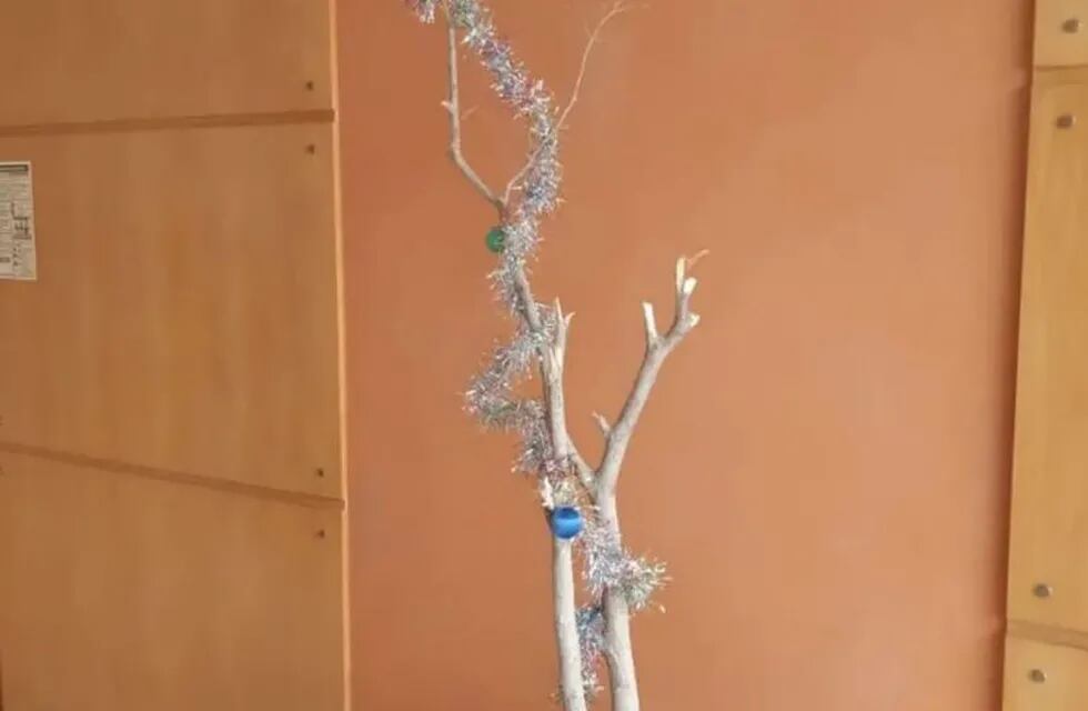 Se quejó del árbol de Navidad que pusieron en el hall del edificio y se volvió viral. (Twitter)