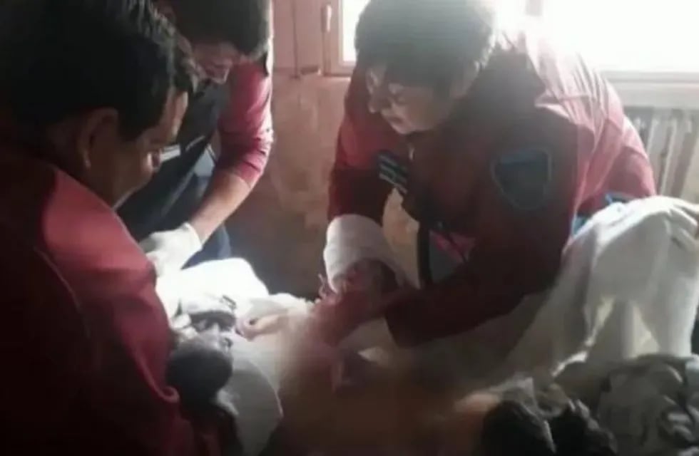 Policías de la Ciudad asistieron a una mujer que dio a luz a mellizos en una habitación de un hotel alojamiento (Captura)