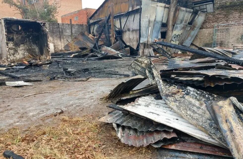 El fuego destruyó por completo el centro comunitario de la UNR en Cochabamba y Esmeralda. (@pedrolevyok)