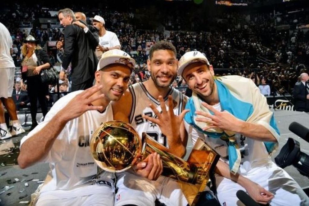 Manu, junto a Parker y Duncan tras obtener el cuarto anillo de la NBA.