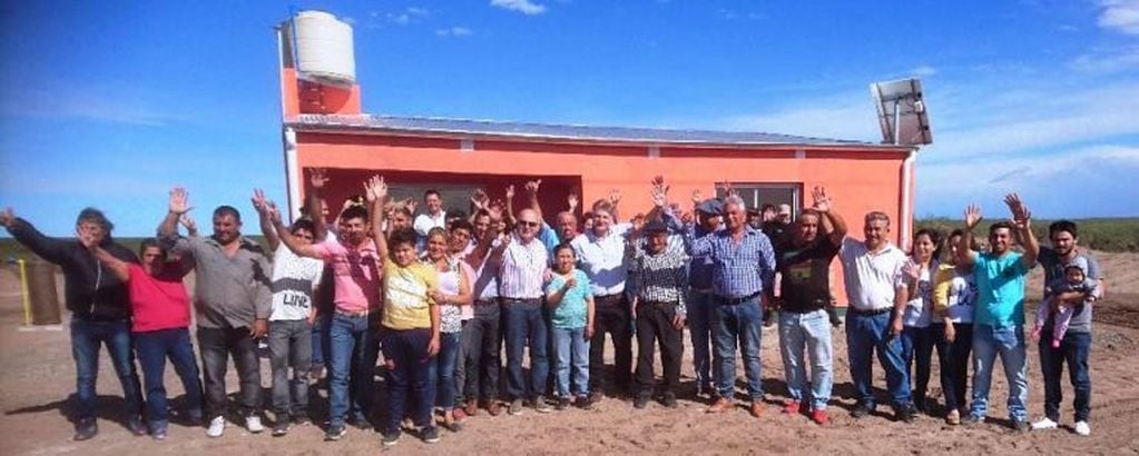 Los Albornoz junto a los funcionarios frente a la nueva vivienda (Gobierno de La Pampa)
