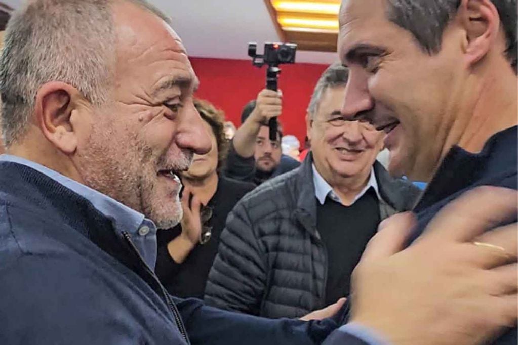 Elecciones 2023: Luis Juez saluda a Guillermo Cavigliasso, intendente elector de General Cabrera. (La Voz)