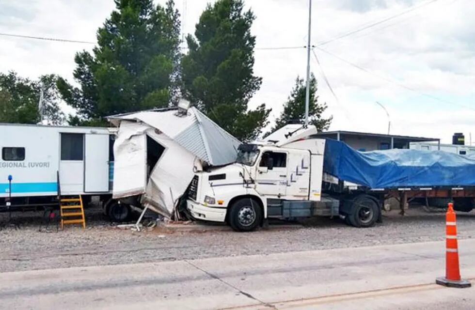 Camión atropelló una casilla del Senasa (El Diario)