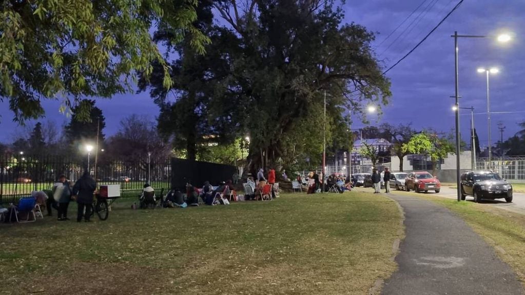 Cientos de personas hicieron fila para entrar al encuentro espiritural organizado por Leda Bergonzi en la ex Rural de Rosario.