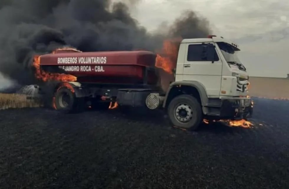Los bomberos de Alejandro Roca perdieron el único camión cisterna que tenían en un incendio. (Facebook)
