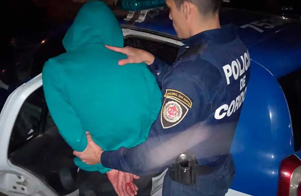 Golpeó a los efectivos de seguridad para intentar evitar la detención de su hijo. (Imagen Ilustrativa / Policía de Córdoba)