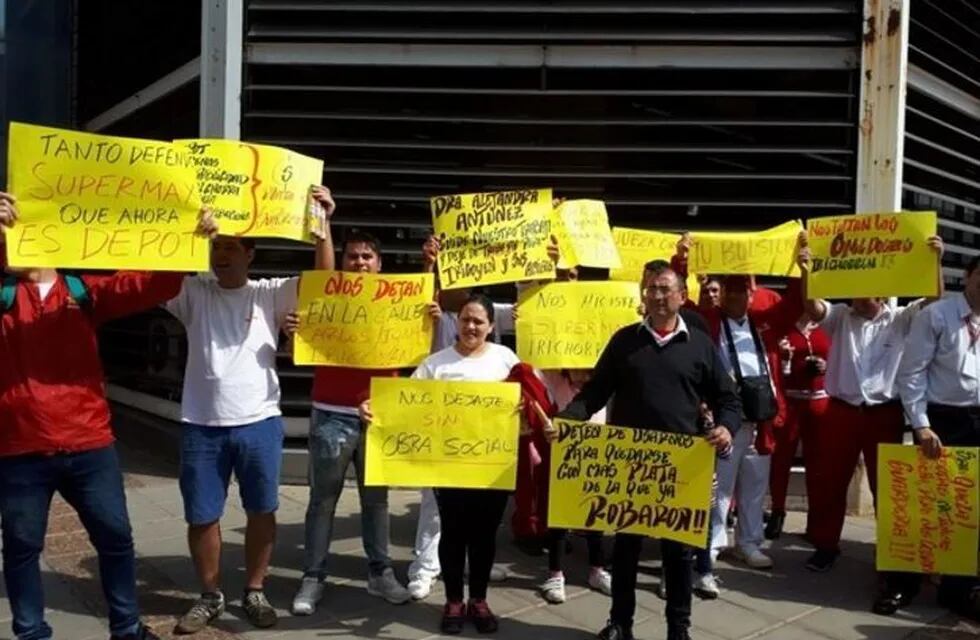 Manifestación de los empleados de Supermax. (Foto: Radio Sudamericana)