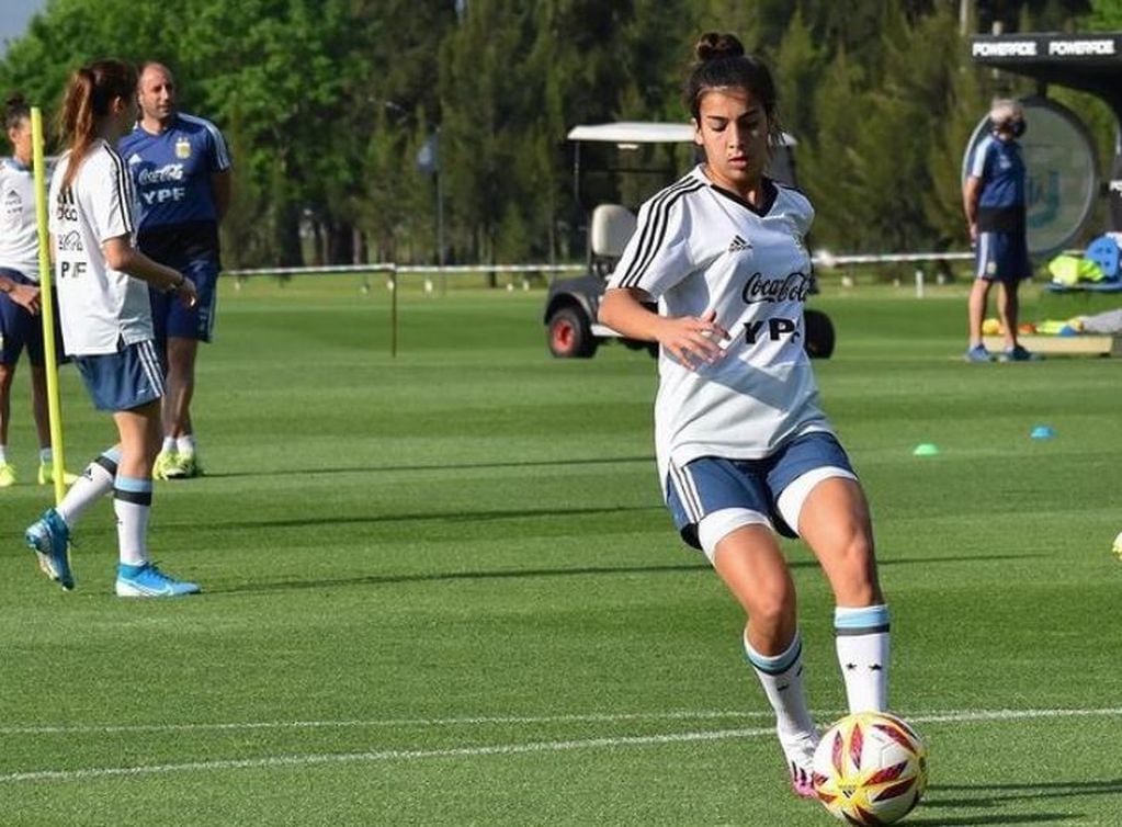 Catalina Roggerone, de Independiente Rivadavia, en la Sub 20.