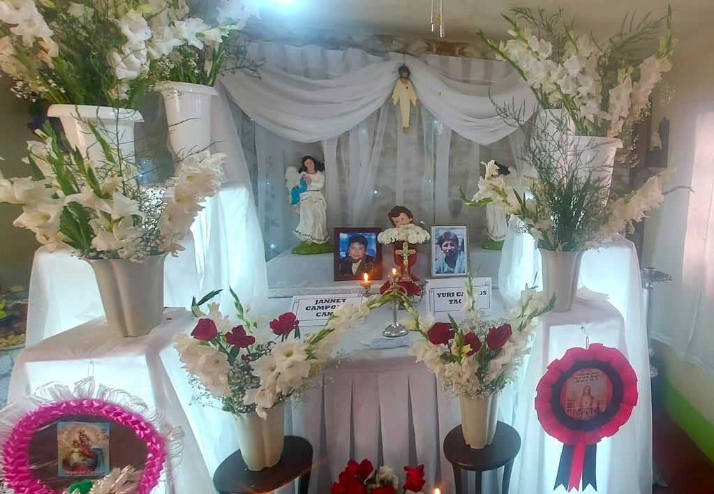 Altar en homenaje a los familiares difuntos de Karen Cano en Villazón, Bolivia.