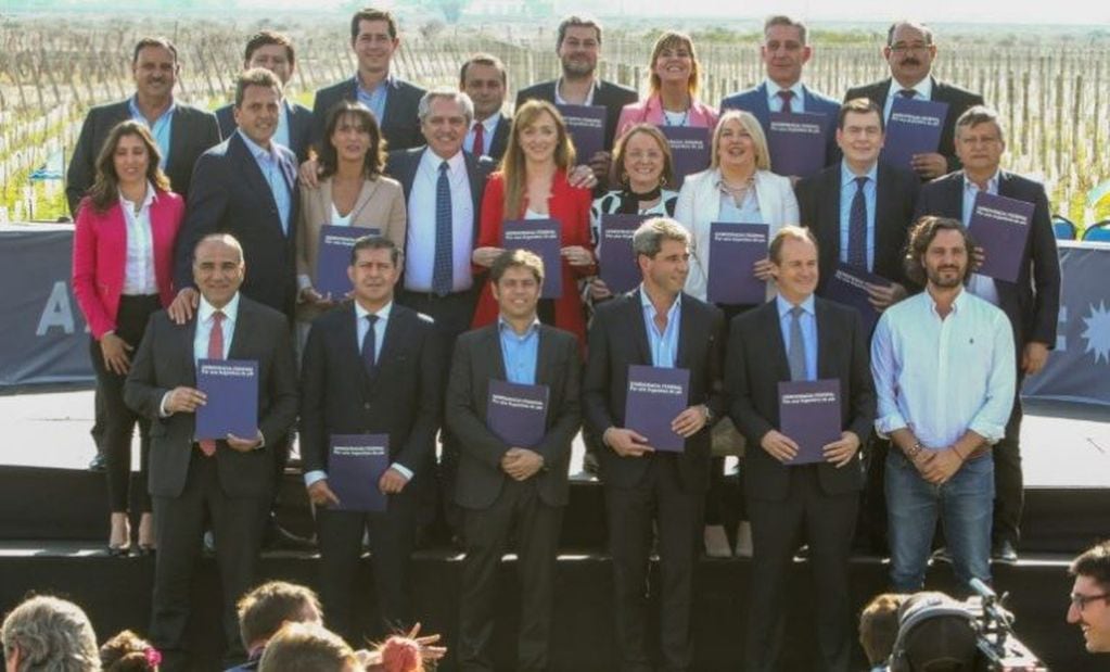 Gobernadores y funcionarios junto a Alberto Fernández en Mendoza.