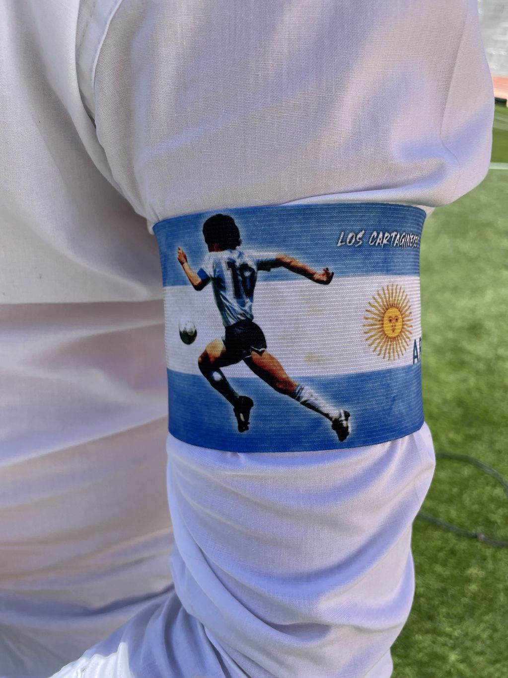 Así será la cinta de capitán que usarán en el partido entre Boca y Argentinos (Twitter/@Tato_Aguilera)