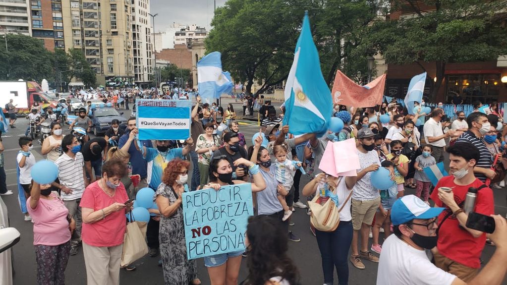 Numeroso grupo de personas marchó en Córdoba contra la legalización del aborto.