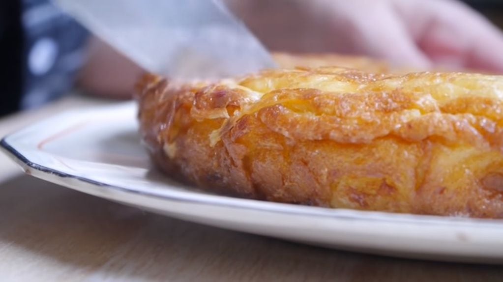 Cómo aprovechar el pollo sobrante: Tortilla de papa rallada paso a paso