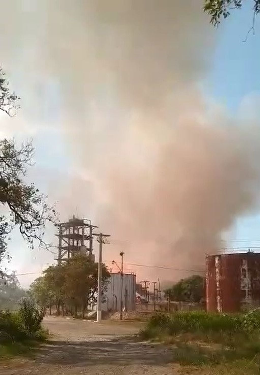 La columna de humo se elevaba en gran cantidad desde las instalaciones en llamas del ingenio La Esperanza.