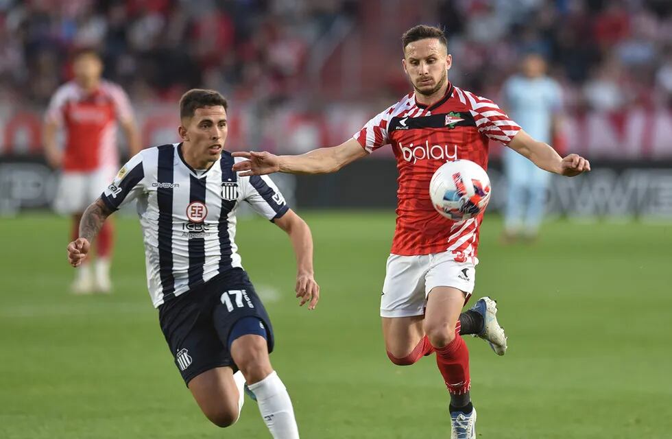 El uruguayo Christian Oliva, de nuevo titular en Talleres, ante Estudiantes (@EdelpOficial).