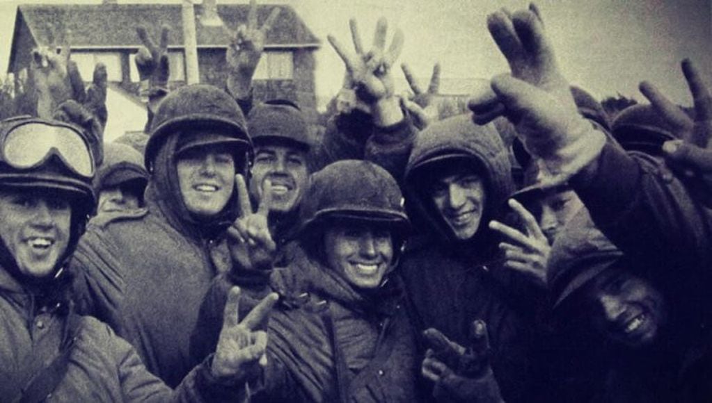 Ex combatientes sonriendo por el fin de la guerra