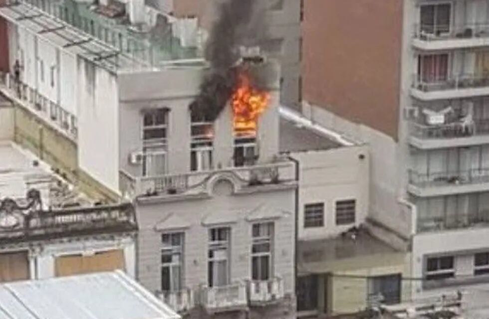 Fuego en un edificio de Buenos Aires y San Juan. (@arajackie)