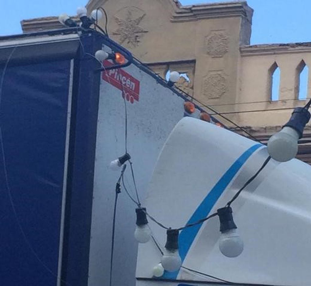 Un camión arrancó cables en la calle Balcarce. (InformateSalta)