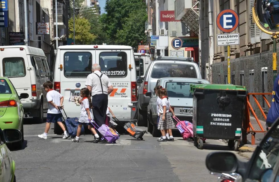 Otra cuota más. Por lo general, la tarifa del transporte escolar equivale a una cuota de colegio privado de rango medio de la ciudad de Córdoba. (La Voz)