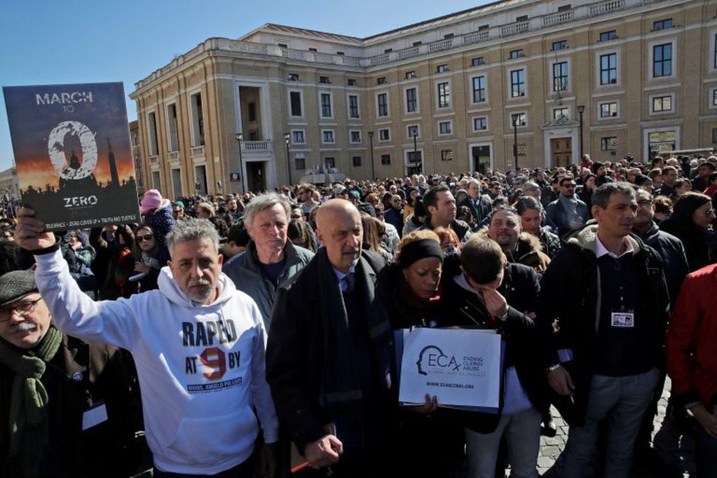 Manifestantes piden "tolerancia cero" con los curas  abusadores, en el Vaticano (AP)