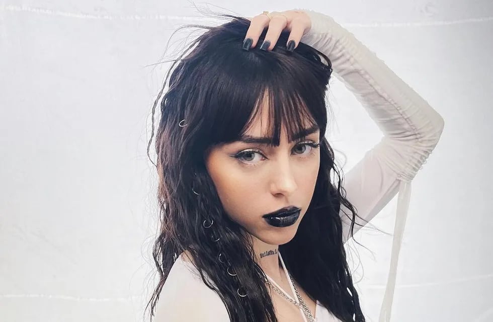 La rosarina de 21 años dejó de lado el pelo largo negro que usó en el videoclip de "Entre nosotros".