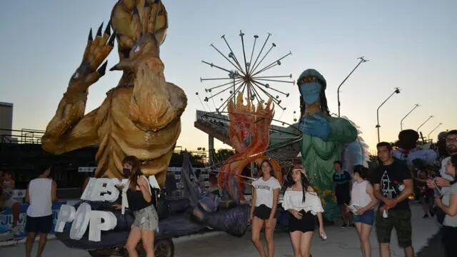 Se realiza la edición 2022 del "Desfile de Carrozas Estudiantiles de Gualeguaychú"