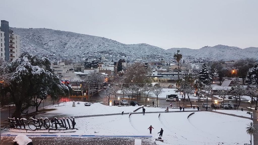 Tras la intensa y copiosa nevada en Villa Carlos Paz, desde la madrugada de este 16 de junio.