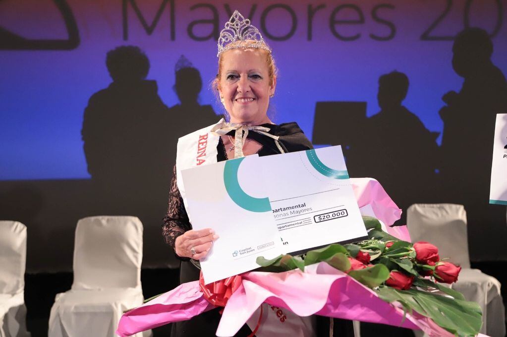 María Liliana Campoy, de 67 años, recibiendo su premio tras coronarse como Reina de la Persona Mayor de Capital