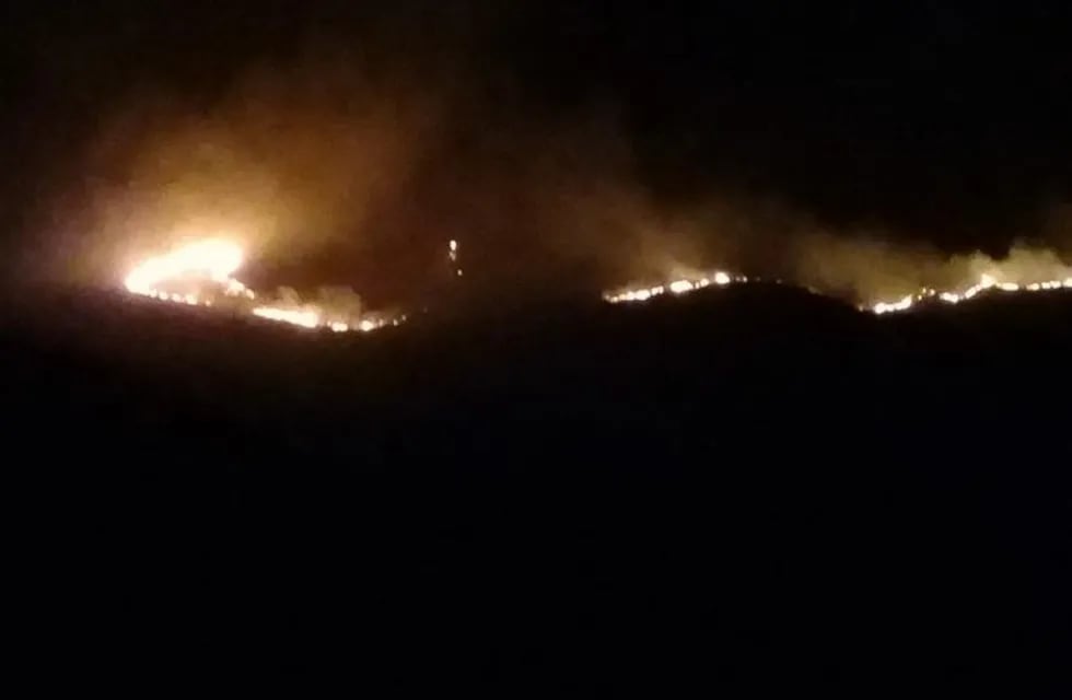 Los bomberos trabajarán toda la noche con los incendios, que se extienden hasta Valle Hermoso.