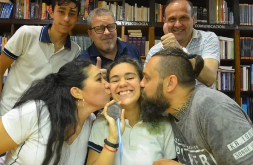 Lupe rodeada por sus padres y docentes.  Foto: El Diario de la República