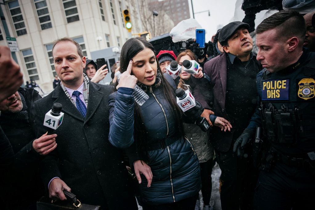 Emma Coronel Aispuro saliendo de la corte al final de otro día de deliberación del jurado en el juicio de su esposo, Joaquín 'El Chapo' Guzmán en el Tribunal Federal de los Estados Unidos, en Brooklyn, Nueva York (EE.UU.) en febrero de 2019.